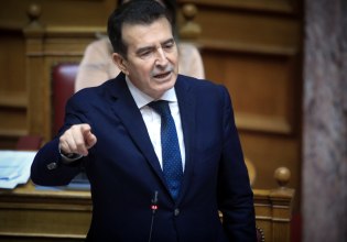 Προϋπολογισμός: «Βαφτίζει το κρέας ψάρι» ο Χρυσοχοΐδης – «Υπάρχει κάποιος τραυματίας αγρότης εδώ και 16 ημέρες;»