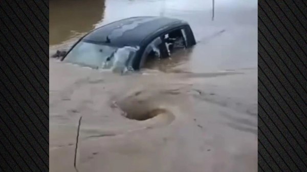 Κακοκαιρία Byron: H στιγμή που η ΕΜΑΚ σώζει «στο παρά πέντε» εγκλωβισμένους σε ΙΧ