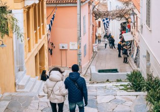 Bloomberg: Διακοπές στην Ελλάδα; Όχι καλοκαίρι, ούτε Μύκονος και Σαντορίνη – Πού να πάτε