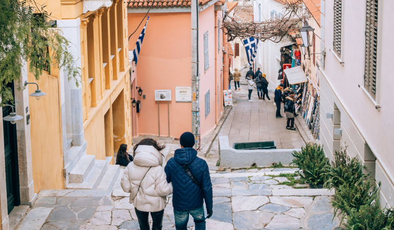 Bloomberg: Διακοπές στην Ελλάδα; Όχι καλοκαίρι, ούτε Μύκονος και Σαντορίνη – Πού να πάτε