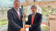 Λαμπαδηδρόμος στην Αθήνα o γιατρός που ανακάλυψε φάρμακο για τον καρκίνο και είναι μέτοχος των Lakers