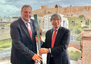 Λαμπαδηδρόμος στην Αθήνα o γιατρός που ανακάλυψε φάρμακο για τον καρκίνο και είναι μέτοχος των Lakers