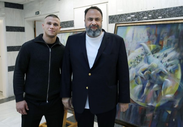 Ο ΠΣΑΤ βράβευσε τον Βαγγέλη Μαρινάκη, για την τεράστια προσφορά του στον ελληνικό αθλητισμό