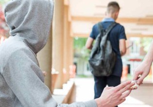 Στη φυλακή και οι 12 που διακινούσαν κοκαΐνη και κάνναβη μέσα σε σχολεία στην Αττική