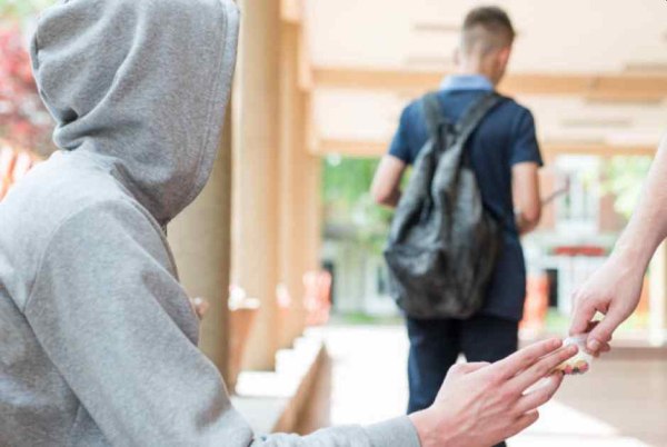 Στη φυλακή και οι 12 που διακινούσαν κοκαΐνη και κάνναβη μέσα σε σχολεία στην Αττική