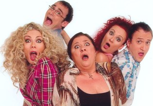 Η αθάνατη πεντάδα του «Παρά Πέντε» φωτογραφίζεται στον ίδιο καναπέ μετά από είκοσι χρόνια