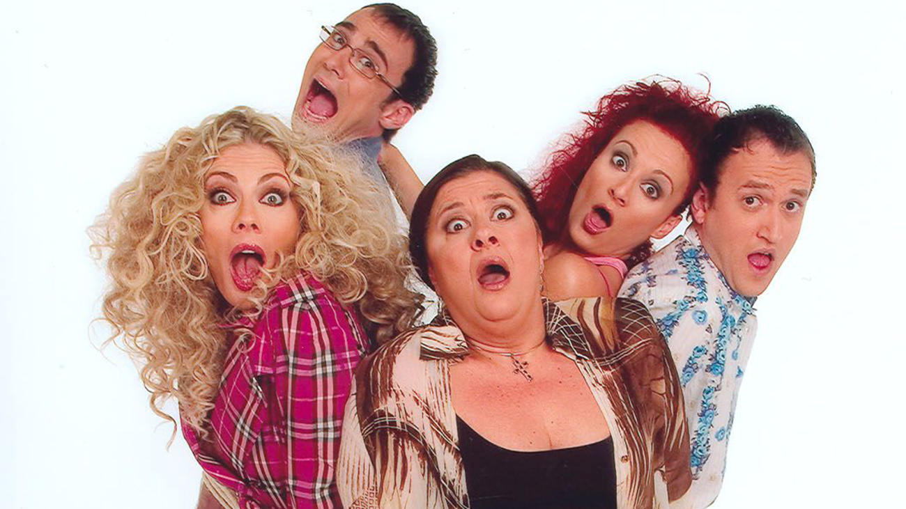 Η αθάνατη πεντάδα του «Παρά Πέντε» φωτογραφίζεται στον ίδιο καναπέ μετά από είκοσι χρόνια