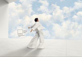 Η Σίντνεϊ Σουίνι το διάλεξε;» – Η Pantone γίνεται «βορά» στα στόματα των τρολ για το χρώμα της χρονιάς