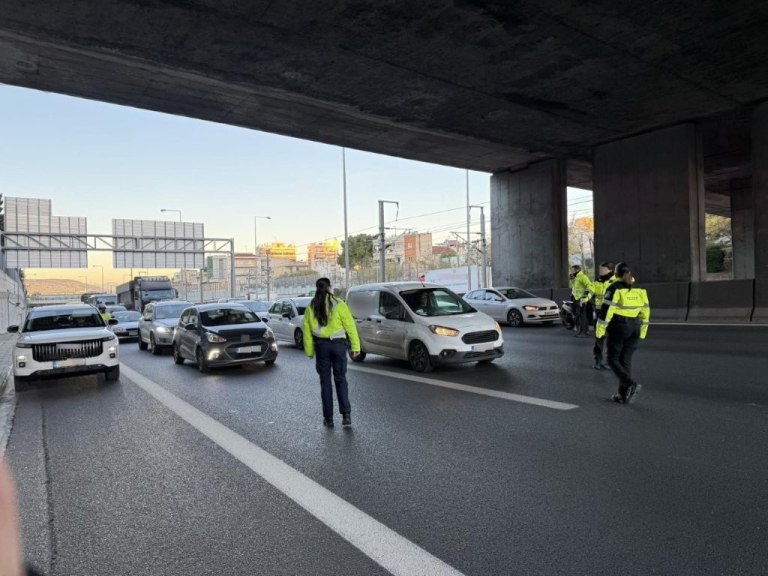 Εκτός από πινακίδα κυκλοφορίας δεν είχε και δίπλωμα ο 28χρονος που παρέσυρε αστυνομικό στην Αττική Οδό