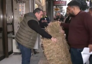 Διαμαρτυρία αγροτών έξω από γραφεία βουλευτών της ΝΔ στη Λάρισα – Πέταξαν άχυρα