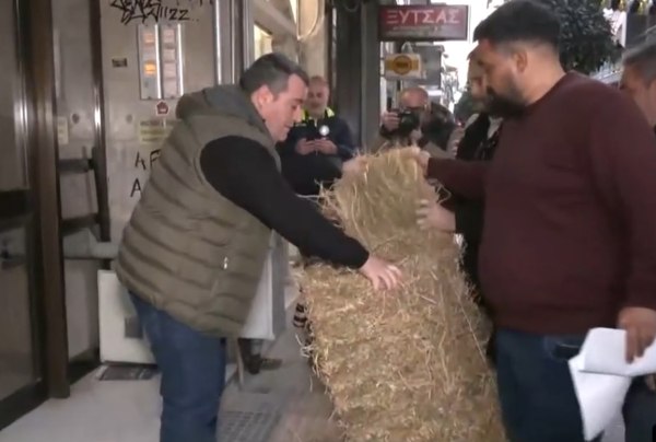 Διαμαρτυρία αγροτών έξω από γραφεία βουλευτών της ΝΔ στη Λάρισα – Πέταξαν άχυρα