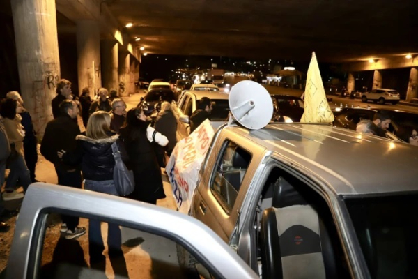 Κρήτη: Στους δρόμους οι αγρότες του Ηρακλείου – «Αν δεν δώσουν λύσεις δεν γυρίζουμε σπίτια μας»