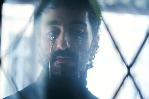 «Κάπου περνούσε μια φωνή»: Τελευταίες παραστάσεις στο HOOD art space