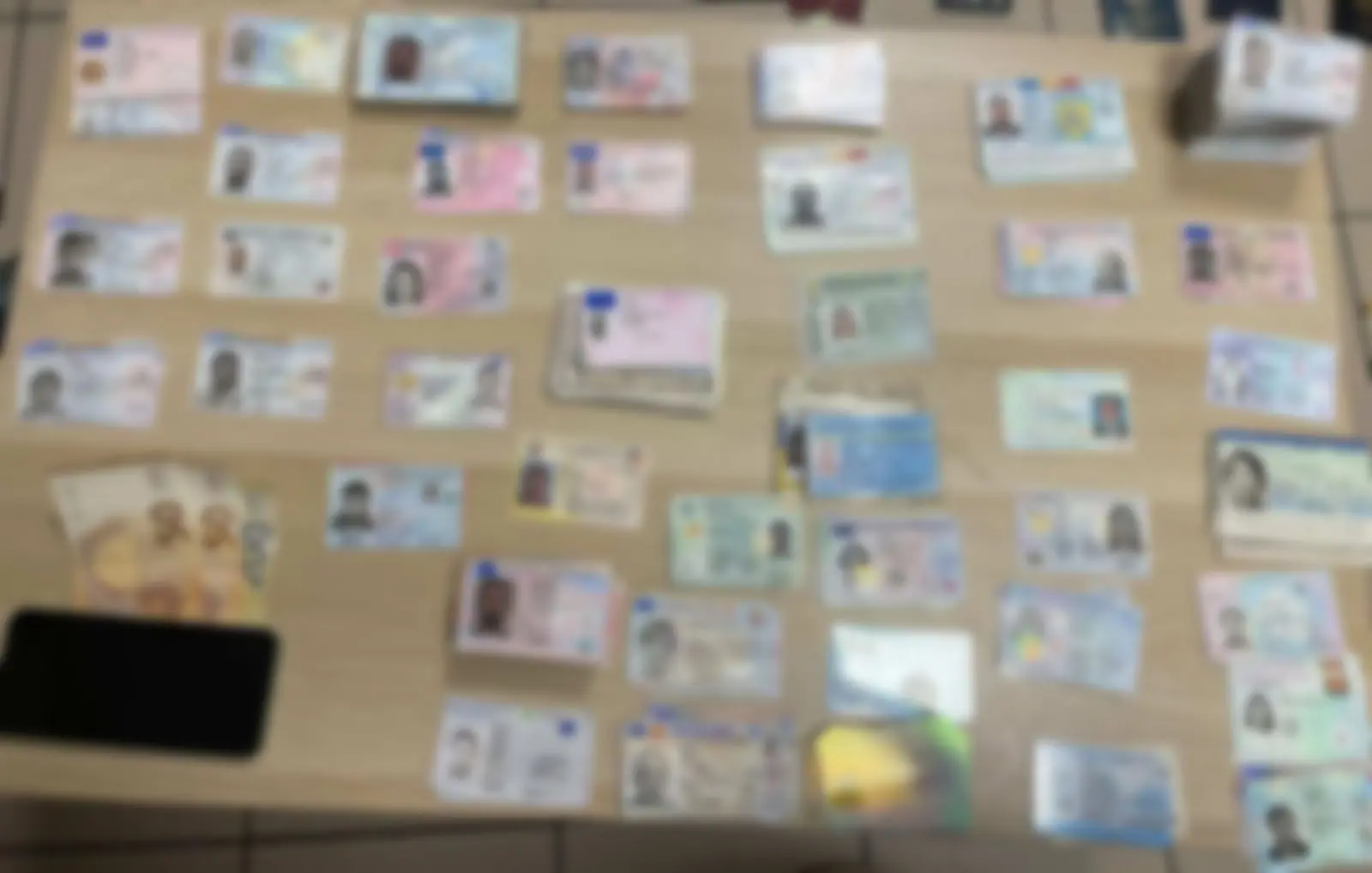 Ομόνοια: Αποθήκη γεμάτη κλεμμένες ταυτότητες – 419 κλεμμένα έγγραφα και 14 κινητά