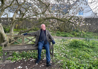 «Το μόνο μου πρόβλημα ήταν ότι περνούσα πάρα πολύ καλά»: Ο Άντονι Χόπκινς  γιορτάζει 50 χρόνια νηφαλιότητας