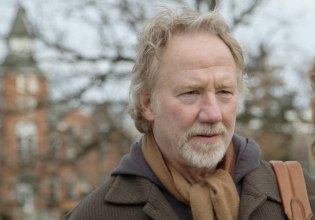 Ένταλμα σύλληψης για τον Τίμοθι Μπάσφιλντ: Κατηγορίες για σεξουαλική κακοποίηση ανηλίκων – Οι προκλητικές δηλώσεις του