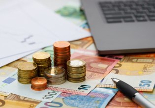 Δουλεύουμε για να πληρώνουμε το κράτος – Πόσοι φόροι και εισφορές αναλογούν σε κάθε οικογένεια