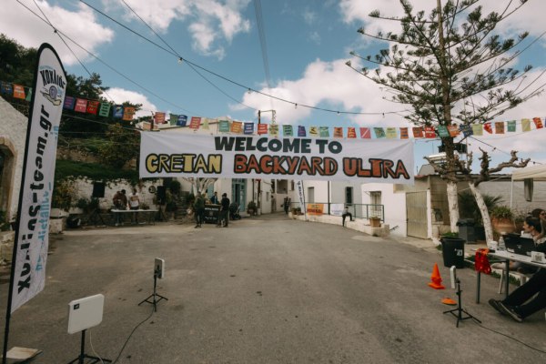 Δρομείς από όλο τον κόσμο συρρέουν σε ένα μικρό χωριό της Κρήτης για το Cretan Backyard Ultra
