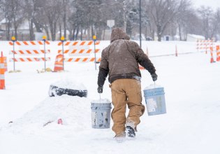 Ακραία χιονοθύελλα στις ΗΠΑ – Τουλάχιστον 16 πολιτείες σε κατάσταση έκτακτης ανάγκης