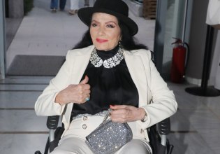 Στο νοσοκομείο, αλλά καλύτερα, η Ζωζώ Σαπουντζάκη – «Οι νοσοκόμες τη ρωτούν ποια είναι τα μυστικά ομορφιάς της»