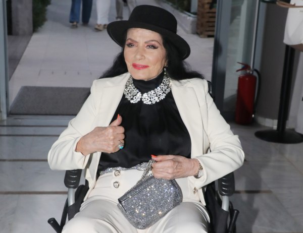 Στο νοσοκομείο, αλλά καλύτερα, η Ζωζώ Σαπουντζάκη – «Οι νοσοκόμες τη ρωτούν ποια είναι τα μυστικά ομορφιάς της»