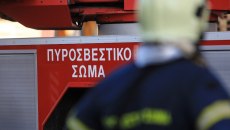 Γυναίκα απειλεί να πέσει από ταράτσα στον Κορυδαλλό
