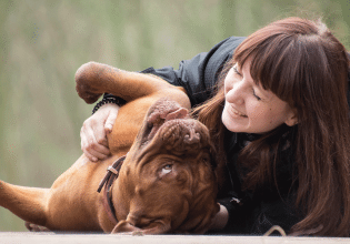 Τι «σκέφτεται» ο σκύλος μας όταν μιμούμαστε σκυλίσιες συμπεριφορές;