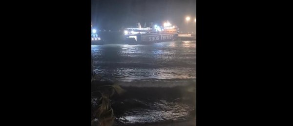 Σάρωσε τη Ρόδο η κακοκαιρία – Η θάλασσα βγήκε στο λιμάνι, πλοίο έδωσε μάχη με τα κύματα