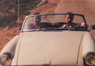 Βόλτες κάτω από τον ήλιο, ποτά με φίλους: Οι ανέμελες στιγμές των αδελφών Κρέι – όταν δεν σκορπούσαν τον τρόμο στο Λονδίνο