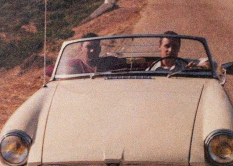 Βόλτες κάτω από τον ήλιο, ποτά με φίλους: Οι ανέμελες στιγμές των αδελφών Κρέι – όταν δεν σκορπούσαν τον τρόμο στο Λονδίνο