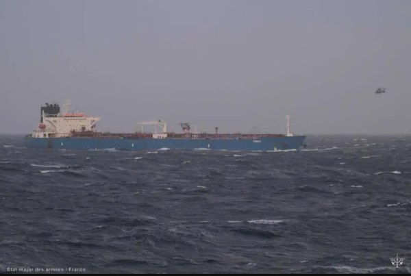 Μακρόν: Το γαλλικό πολεμικό ναυτικό αναχαίτισε στη Μεσόγειο ρωσικό δεξαμενόπλοιο που υπόκειται σε κυρώσεις