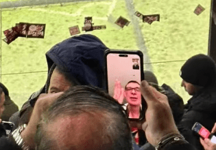 Ο Μπαρτζώκας εμφανίστηκε σε βιντεοκλήση στη «Γιόχαν Κρόιφ Αρένα» και έγινε viral (pic)