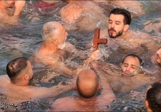 Ηράκλειο: Έσπασε ο σταυρός – Δεκάδες «βουτηχτάδες» έπεσαν να τον πιάσουν