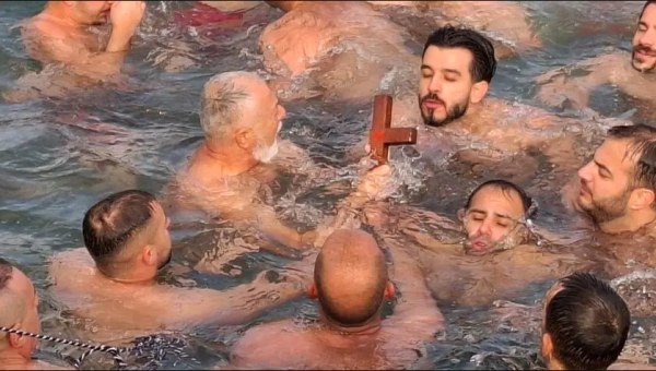 Ηράκλειο: Έσπασε ο σταυρός – Δεκάδες «βουτηχτάδες» έπεσαν να τον πιάσουν