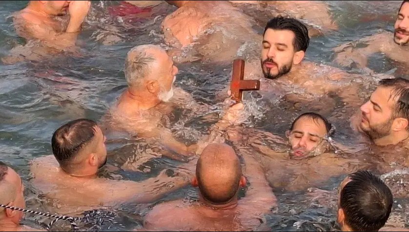 Ηράκλειο: Έσπασε ο σταυρός – Δεκάδες «βουτηχτάδες» έπεσαν να τον πιάσουν