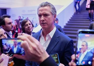 Ο κυβερνήτης της Καλιφόρνιας καλεί τους Ευρωπαίους να επιβληθούν στον «αδύναμο» Τραμπ – «Ρίξτε του γροθιά»