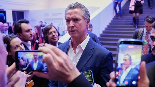 Ο κυβερνήτης της Καλιφόρνιας καλεί τους Ευρωπαίους να επιβληθούν στον «αδύναμο» Τραμπ – «Ρίξτε του γροθιά»