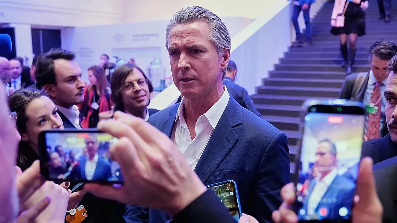 Ο κυβερνήτης της Καλιφόρνιας καλεί τους Ευρωπαίους να επιβληθούν στον «αδύναμο» Τραμπ – «Ρίξτε του γροθιά»