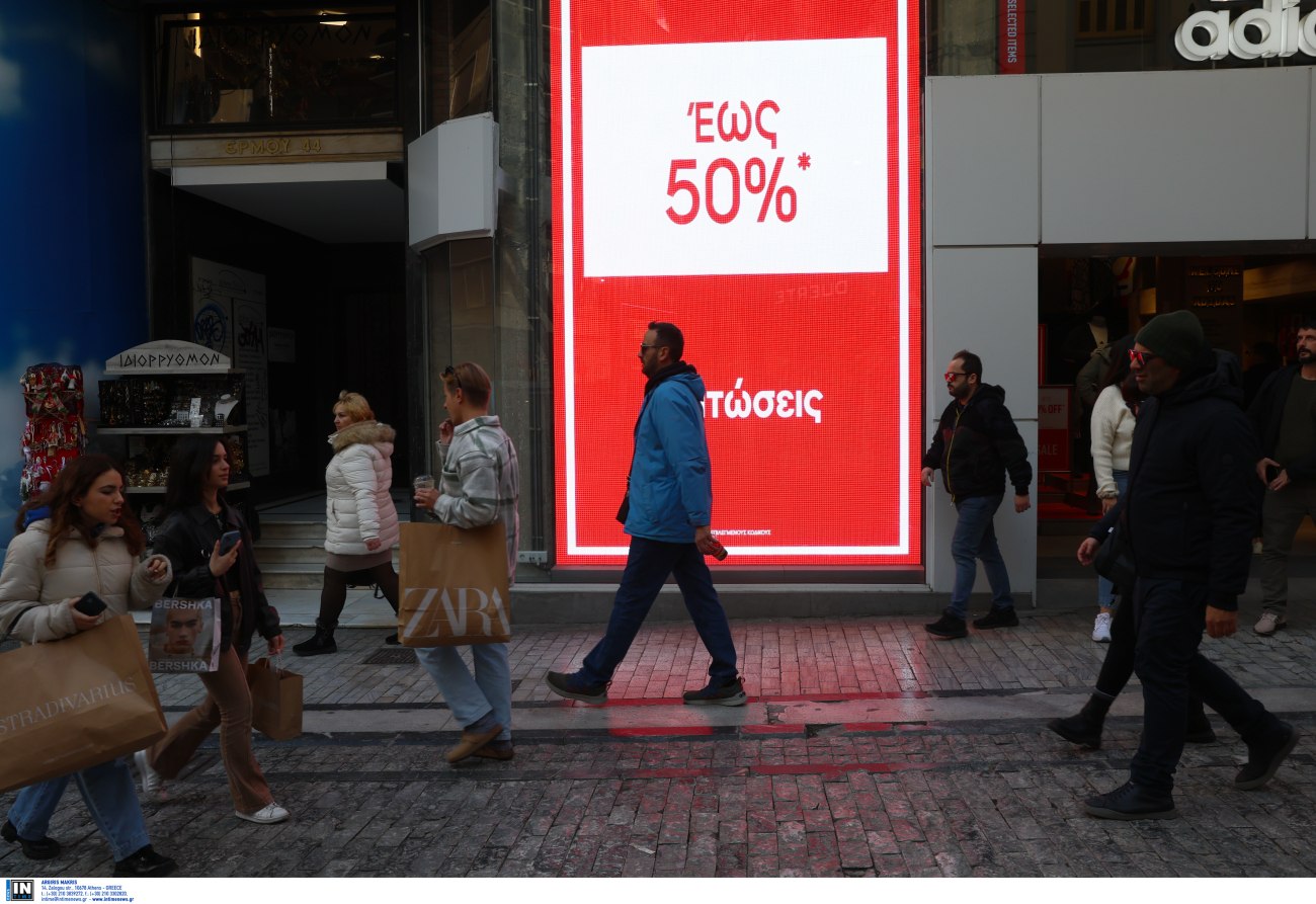 Πότε ξεκινούν οι χειμερινές εκπτώσεις και πόσο θα διαρκέσουν – Ποιες Κυριακές θα λειτουργήσουν τα μαγαζιά