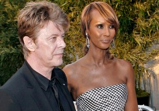 Το αφιέρωμα της Ιμάν για τον Ντέιβιντ Μπόουι, 10 χρόνια μετά το θάνατό του: «Το φως σου λάμπει ακόμη»