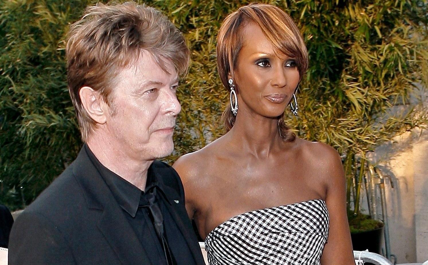 Το αφιέρωμα της Ιμάν για τον Ντέιβιντ Μπόουι, 10 χρόνια μετά το θάνατό του: «Το φως σου λάμπει ακόμη»