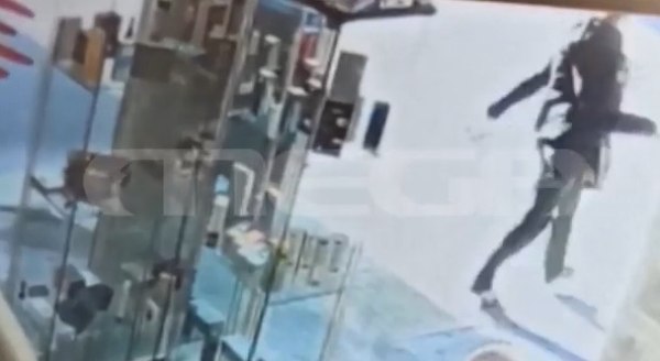 Λόρα: Τελευταία αναφορά ότι εθεάθη σε καφετέρια στη Βάρη – Εξετάζουν τα βίντεο του καταστήματος