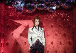 Δέκα χρόνια χωρίς τον Ντέιβιντ Μπόουι – Το αποτύπωμα ενός ανθρώπου που δεν χώρεσε πουθενά