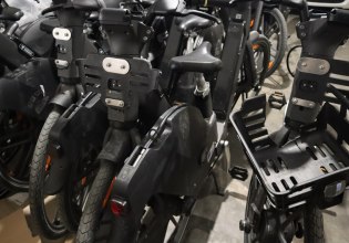 Όταν η καινοτομία χτυπά σε τοίχο: Βανδαλισμοί «πάγωσαν» τα ηλεκτρικά ποδήλατα στο Αιγάλεω