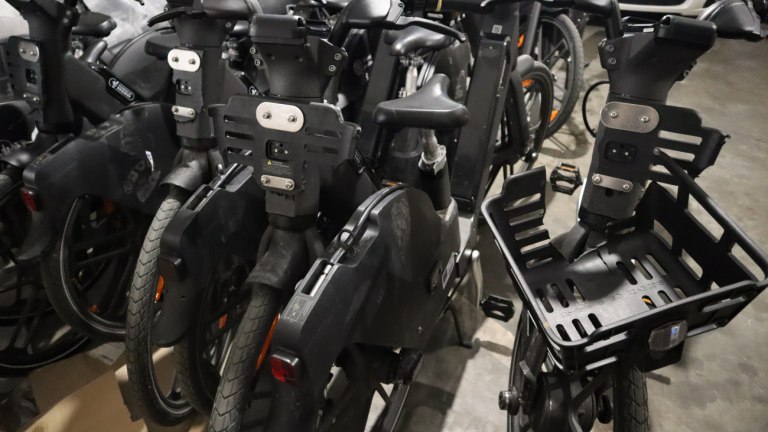 Όταν η καινοτομία χτυπά σε τοίχο: Βανδαλισμοί ακινητοποίησαν τα ηλεκτρικά ποδήλατα στο Αιγάλεω