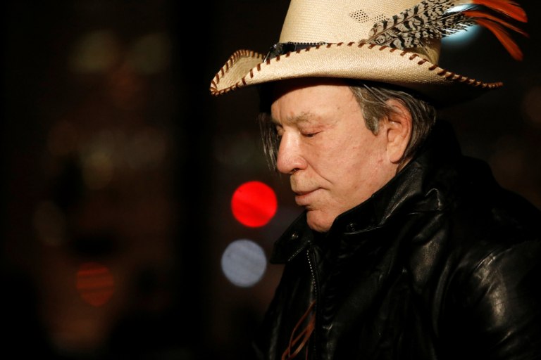 Ο Μίκι Ρουρκ ξεκίνησε έρανο για να πληρώσει 60.000 δολάρια ενοίκιο μετά από απειλή έξωσης