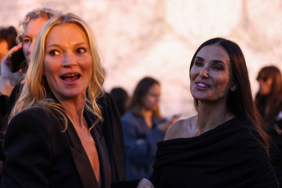 Η Κέιτ Μος και οι «αγενείς άνδρες» που την προσπέρασαν ελαφρά τη καρδία σε επίδειξη μόδας στο Παρίσι