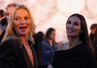 Η Κέιτ Μος και οι «αγενείς άνδρες» που την προσπέρασαν ελαφρά τη καρδία σε επίδειξη μόδας στο Παρίσι