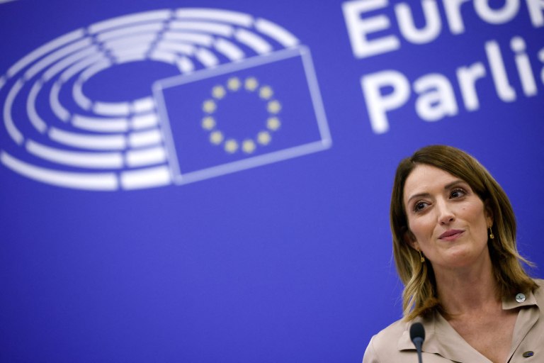 Η πρόεδρος του Ευρωκοινοβουλίου δεσμεύεται να «περάσει» την εμπορική συμφωνία ΕΕ-ΗΠΑ, παρά τις αντιρρήσεις