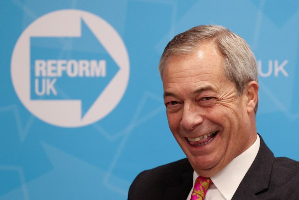 Από λαϊκιστής παρίας, πρωταγωνιστής – Ο «μετεωρίτης» Φάρατζ συντρίβει το πολιτικό σκηνικό στη Βρετανία